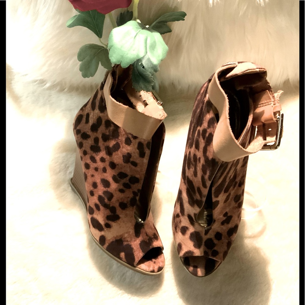 ZIGI soho - Brown/tan wedge heel sandal with ankle strap. Sz 5.5